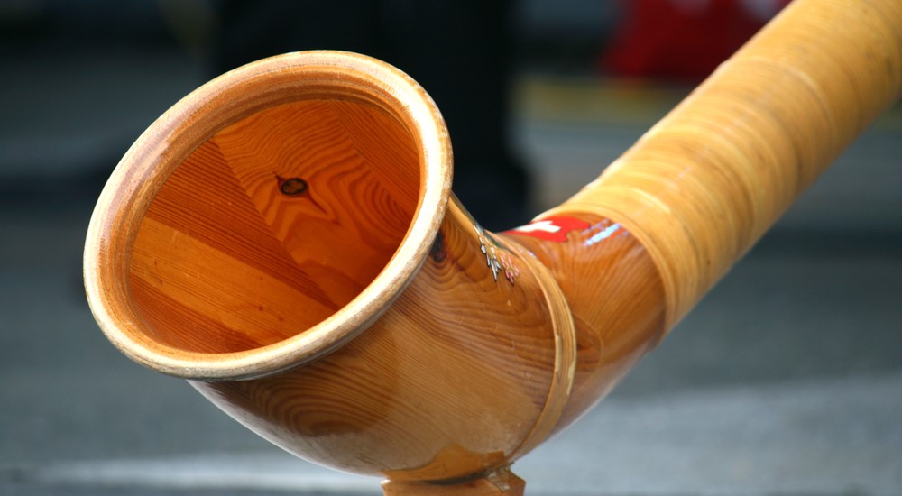 Le cor des Alpes, l'instrument dont notre hôtel tient son nom, est le symbole national de la Suisse.